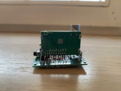 Seitenansicht einer auf einer Platine montierten elektronischen Schaltung.