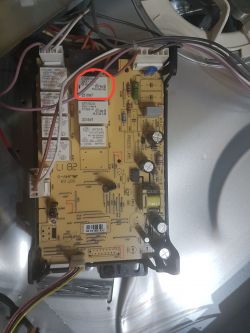 Piekarniku Hotpoint SI4854CIX - uszkodzony przekaźnik OMRON