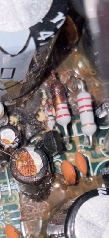 Spuchnięty kondensator, nadpalony rezystor i ślady zalania klejem na płytce PCB
