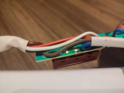Zbliżenie na przewody i płytkę PCB bez widocznych śladów przypalenia