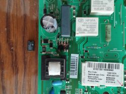 Zbliżenie płytki PCB z osmalonym elementem przy oznaczeniu U2 i widocznymi przekaźnikami HF3FA