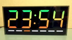 Digitale LED-Anzeigenuhr Digitale Uhr mit bunten Zahlen 23:54 auf einem LED-Display.
