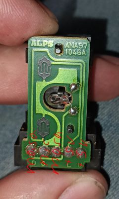 Zbliżenie na zieloną płytkę PCB przełącznika ALPS z sześcioma pinami i czerwonymi oznaczeniami
