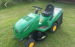 Traktorek ogrodowy John Deere Castel Garden na trawie.