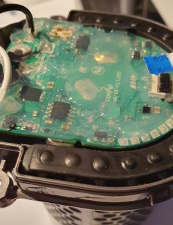 Zbliżenie płyty głównej silnika Dyson V11 z widocznymi elementami elektronicznymi.