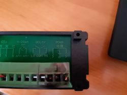 Podłączenie do zasilania sterownika konduktometra: faza i masa