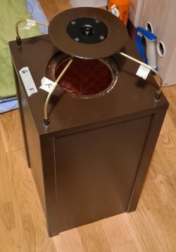 Lautsprechergehäuse mit montiertem Hochtöner Lautsprechergehäuse mit Montageöffnung für Lautsprecher.