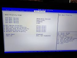 Zdjęcie ekranu BIOS Setup Utility z ustawieniami kolejności bootowania.