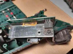 Zbliżenie na uszkodzoną płytkę elektroniczną szlifierki kątowej Parkside PWSA 20-Li D4.
