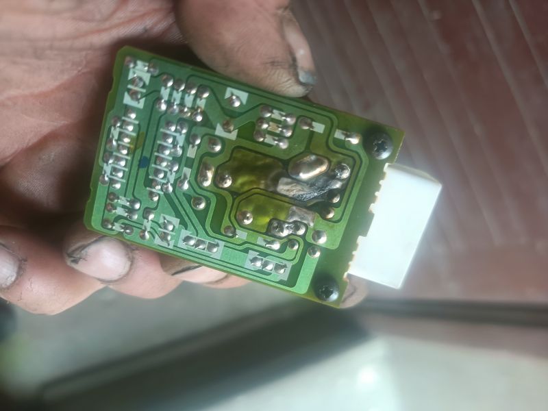 Uszkodzona płytka drukowana trzymana w ręce