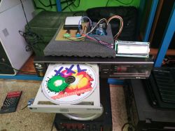 Retro wieża audio z otwartą szufladą CD i układem elektronicznym
