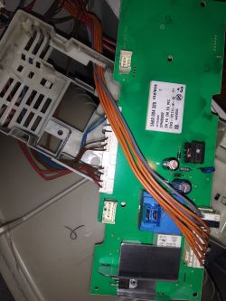 Siemens IQ100 - Brak reakcji, napięcie na programatorze, osmolone miejsca, wymiana modułu