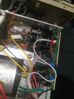 Wnętrze zasilacza Yihua 305D z widocznymi elementami elektronicznymi i okablowaniem.