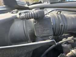 Czujnik przepływu powietrza VW/Audi na plastikowym przewodzie dolotowym w komorze silnika