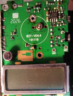 Baofeng UV-82 - Miga czerwony LED, szukam schematu - model PCB inny niż standar