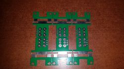 Zielona płytka drukowana z sześcioma obszarami na przyciski.