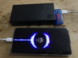 Ładowanie telefonu Xiaomi z powerbankiem GC.