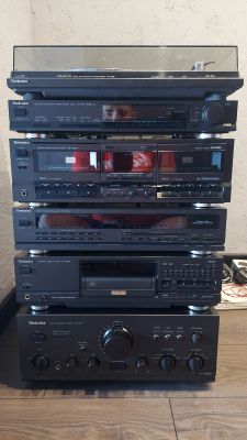 Wieża Technics z różnymi komponentami audio