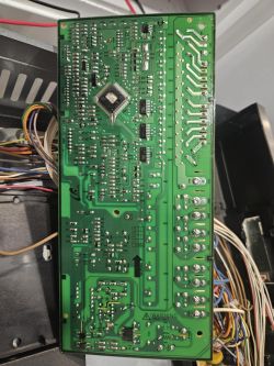Zbliżenie na tylną stronę płytki PCB z widocznymi ścieżkami i punktami lutowniczymi