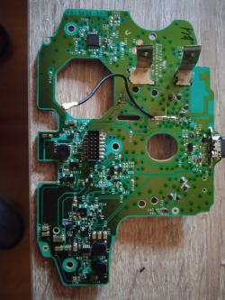 Pad Xbox One model 1708 Red - Problem z przyciskami - diagnoza (naprawa)