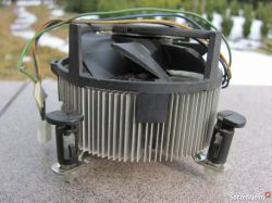 Spadek taktowania z 3.16 do 2.0 i skakanie pomiędzy tymi wartościami.