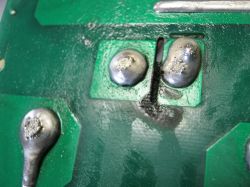 Uszkodzona płyta PCB z przypalonym obszarem pod transformatorem.