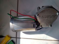Metalowy silnik z przekładnią i czerwono-zielonymi przewodami na płytkach