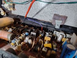 Wnętrze radia Unitra Diora Taraban 2 DMP-602 z modułem Bluetooth.