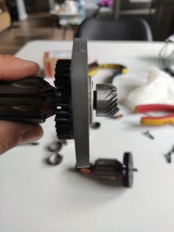 Makita szlifierka kątowa - Instrukcja demontażu metalowych elementów silnika