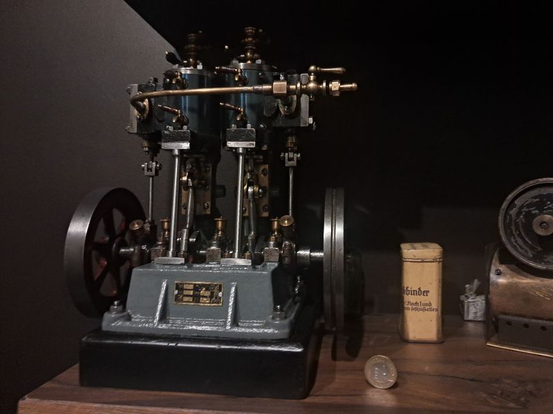 Dwucylindrowy silnik Bischoff 930 z 1941 roku, waga 5 kg, wysokość 30 cm.