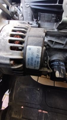 Alternator w komorze silnika z widoczną tabliczką znamionową