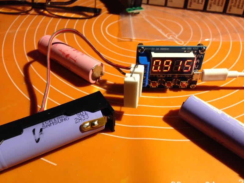 Prosty do bólu tester pojemności akumulatorów Li-Ion za 2 zł. Spostrzeżenia i sposób pomiaru.