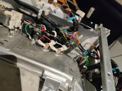 Wnętrze urządzenia mechanicznego z widocznymi kablami i złączami.