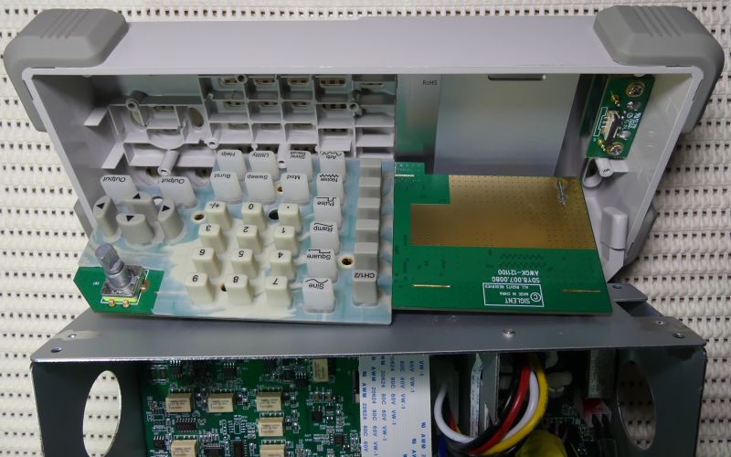 Wnętrze generatora funkcyjnego Siglent SDG1020 cz. II - panel Wnętrze generatora funkcyjnego Siglent SDG1020 cz. II - panel