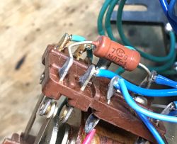 Close-up of an electronic component marked “7Д8 МЛТ‑1” connected to wires on a contact assembly