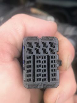 Zbliżenie czarnej kostki elektrycznej z oznaczeniami liczbowymi przy pinach