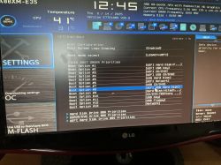 Ekran BIOS z ustawieniami bootowania, zaznaczona opcja „UEFI USB Hard Disk”