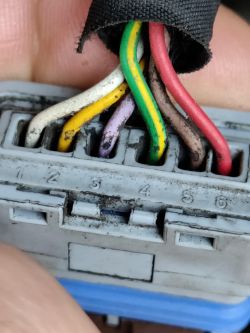Zbliżenie na wtyczkę elektryczną z przewodami w samochodzie