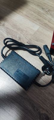 Zasilacz z kablem na podłodze
