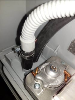 Bosch WTH85200PL Dryer - Connecting the WTZ1110 Drain Hose: Find Connection Point & Steps
