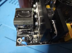 Sekcja zasilacza DeepCool PN750M z elementami indukcyjnymi i radiatorami