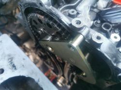 Blok silnika z widocznymi częściami mechanizmu rozrządu.