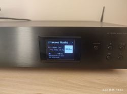 Odtwarzacz sieciowy z ekranem pokazującym internetowe radio Super 70's i utwór You Make Me Feel.