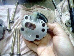 Jak rozpoznać pompę Koyo na zdjęciach z VW Fox 2007?