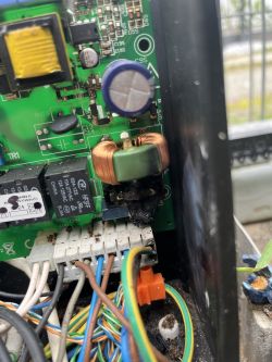 Jaki to napęd do bramy i jakie elementy były w spalonych obszarach PCB?