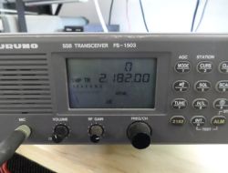 Radiostacja Furuno FS-1503 z wyświetlaczem ustawionym na częstotliwość 2.18200 MHz