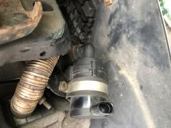 Elektryczna pompa wody w VW Sharan 2010 z widocznym przewodem i złączem