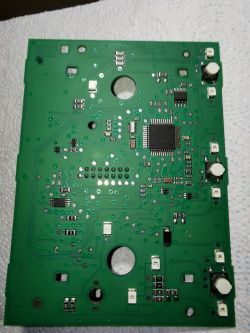 Sterownik klap nawiewu VW T5 Multiwan: wymiana kondensatorów, diody Schottky Z007 i testy zasilania