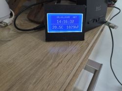 Wyświetlacz LCD z datą, godziną, temperaturą i ciśnieniem na biurku