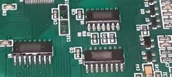 Zbliżenie fragmentu płytki PCB z trzema układami scalonymi oznaczonymi jako U5, U6 i U9